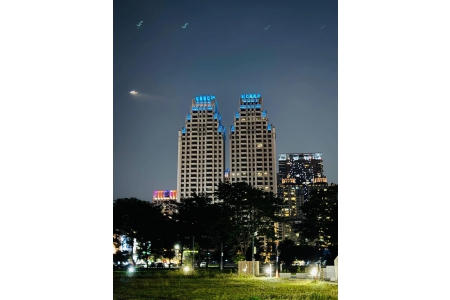 雄崗信義美術館點亮應援藍光 迎接TWICE高雄演唱會暨周子瑜返鄉